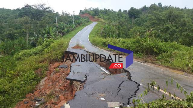 Jalan ke Kerinci tepatnya di Desa Bedeng Dua Belas, Kecamatan Batang Merangin, nyaris putus akibat longsor 