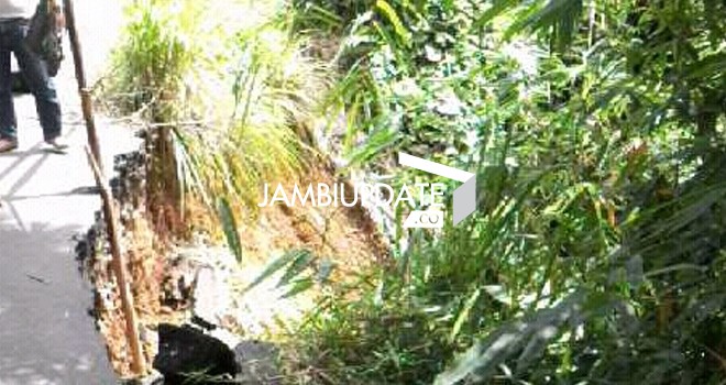 Tebing jalan Bangko-Muara Siau longsor akibat hujan lebat