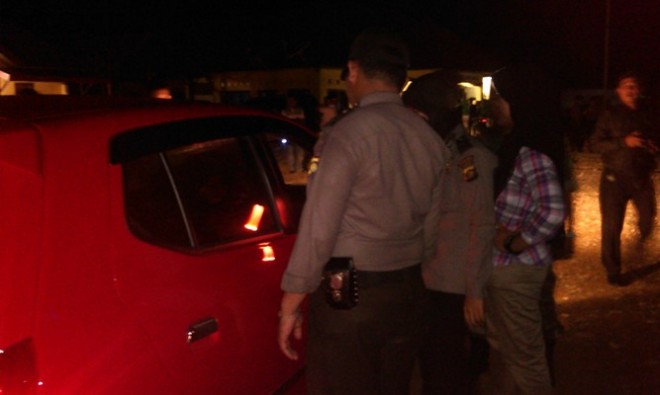 Anggota polisi saat memeriksa mobil yang melintas di depan Polsek Kota Bangko, Sabtu (16/1) malam.