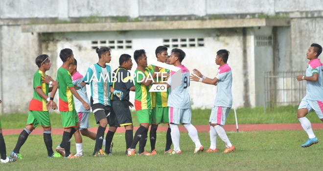 Pertandingan antara Batanghari dan Muaro Jambi di Gubernur Cup 206. Dua tim finalis Porprof Jambi 2015 ini tertatih-tatih untuk bisa lolos ke semi final