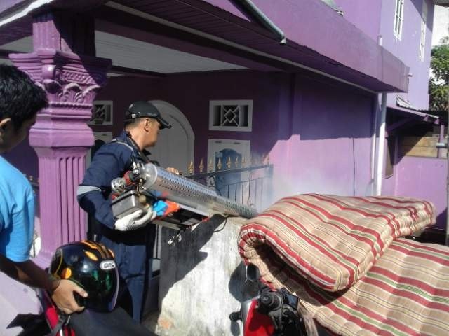 Pemkot Jambi melakukan fogging gratis di seluruh kecamatan dalam Kota Jambi