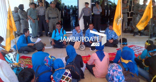 Puluhan masa dari Pergerakan Mahasiswa Islam Indonesia (PMII) hari ini (18/1) menggelar aksi di Pemkab Tebo