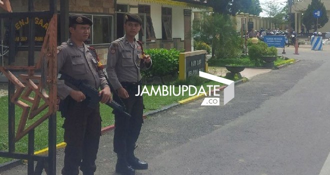 Untuk meningkatkan kewaspadaan, polisi bersenjata laras panjang jaga pintu masuk Mapolda Jambi.