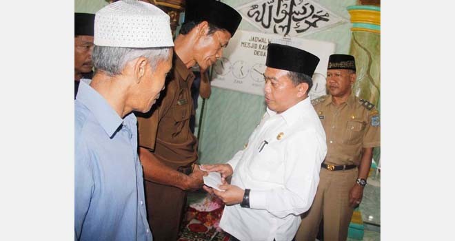 Bupati Merangin H Al Haris berikan santunan dana kepada keluarga korban bentrok warga Desa Kungkai dengan warga Suku Anak Dalam.