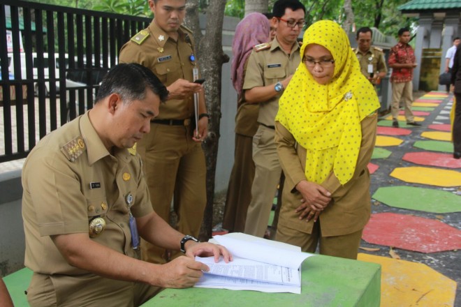 Walikota Jambi meneken berkas di Taman Jomblo Selasa (19/1)