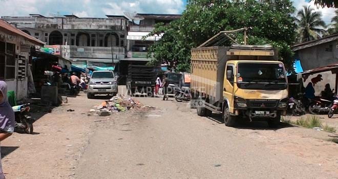 Tampak tumpukan sanpah di ruas jalan di Pasar Atas Sarolangun tepatnya di sekitar pasar ayam.