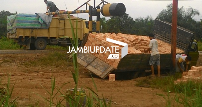 Karena berusahan menghindari portal, truk pengangkut batu bata ini terperosok (21/1)