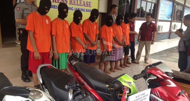 Tujuh pelaku perampokan diringkus anggota Polres Tanjab Barat.