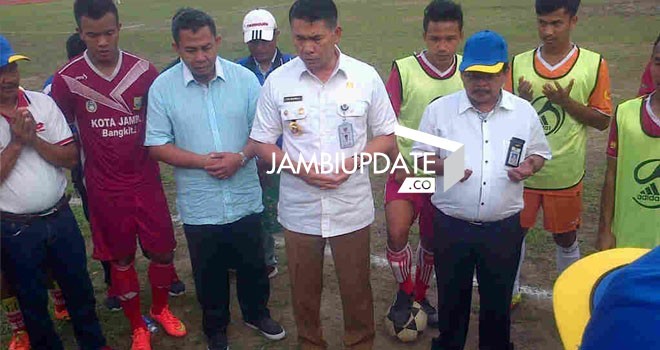 Walikota Jambi Sy Fasha memimpin doa untuk laskar Tanah Pilih (julukan Kota Jambi, red).