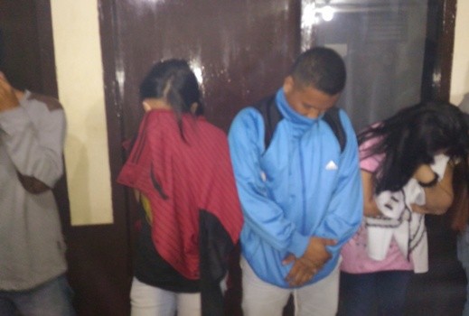 Pasangan yang diduga mesum saat diamankan petugas