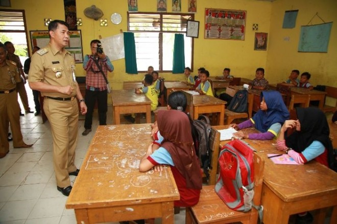 Walikota Jambi, Sy Fasha, melihat proses belajar mengajar di SDN 87 Kota Jambi.  