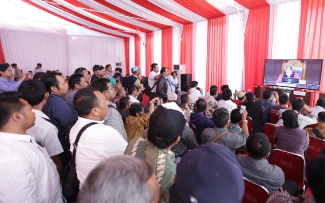 Persidangan di MK ditonton oleh massa dan simpatisan para pihak yang bersengketa di layar monitor depan ruangan sidang MK