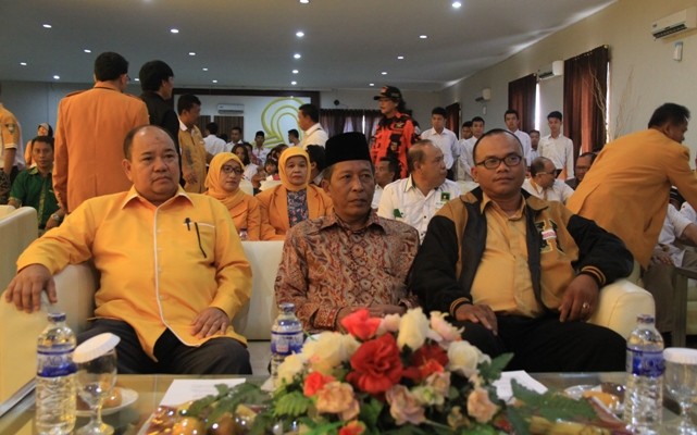 Ketua DPD Hanura, Cek Man bersama Wakil Walikota Jambi, Abdullah Sani dan pengurus Hanura dalam sebuah kesempatan.