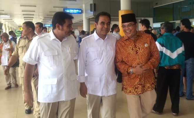 IW terlihat akrab dengan Sekjend Gerindra. Ini diketahui saat IW menyambut Sekjend Gerindra di bandara STS Jambi Sabtu pagi (23/1)