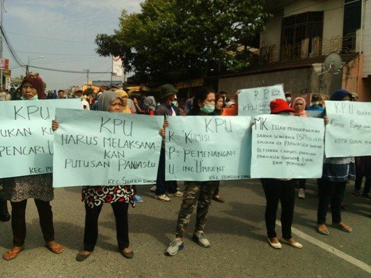 Aksi demonstrasi yang dilakukan pendukung HM-NJ di jalan raya dekat Kantor KPU Sungaipenuh, Sabtu (23/1)