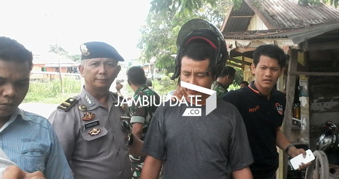 Seorang pria (pakai helm) diamankan aparat saat razia Sabtu siang ini (23/1)