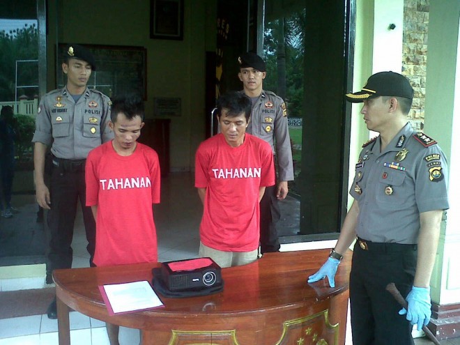 Dua tersangka saat berada di Mapolres Sarolangun