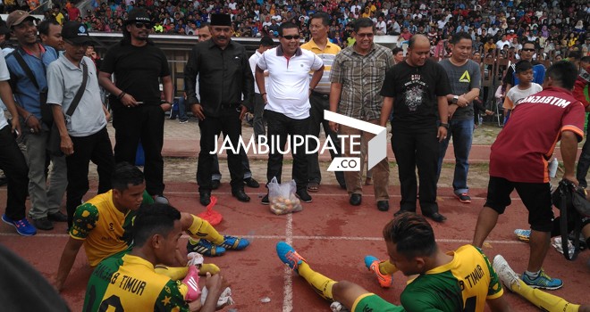  Bupati Tanjabtim Ambo Tang dan Bupati terplih, Romi Harianto ikut berikan suport kepada pemain dalam laga final Gubernur Cup 2016.
