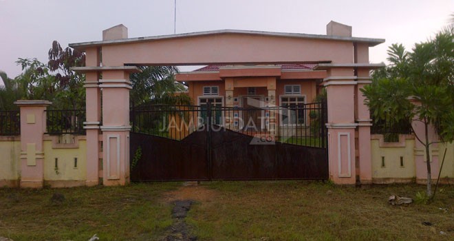 Rumdis Sekeretaris Daerah (Sekda) yang berlokasi di jalan Sri Soedewi jalur dua Kecamatan Tungkal Ilir.