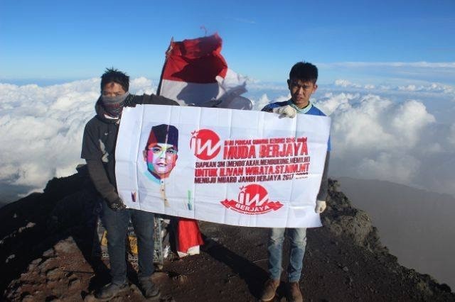 Spanduk IW dikibarkan IW Muda Berjaya di Puncak Gunung Kerinci