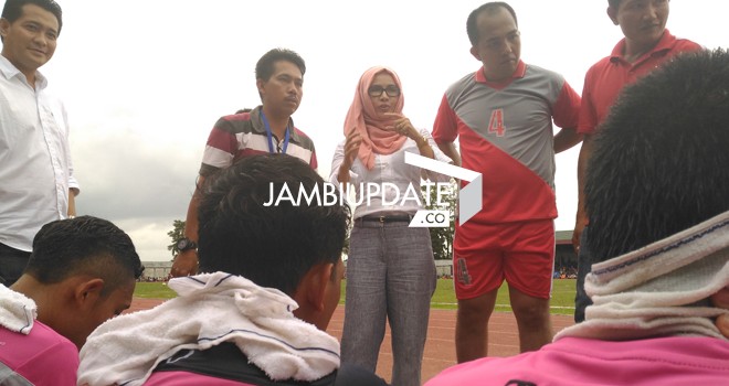 Eka Marlina, Anggota DPRD Provinsi Jambi dari Dapil Bungo-Tebo memberi support untuk PS Tebo