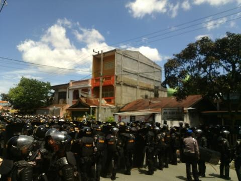 Aparat kepolisian saat melakukan pengamanan aksi demontrasi massa HM-NJ