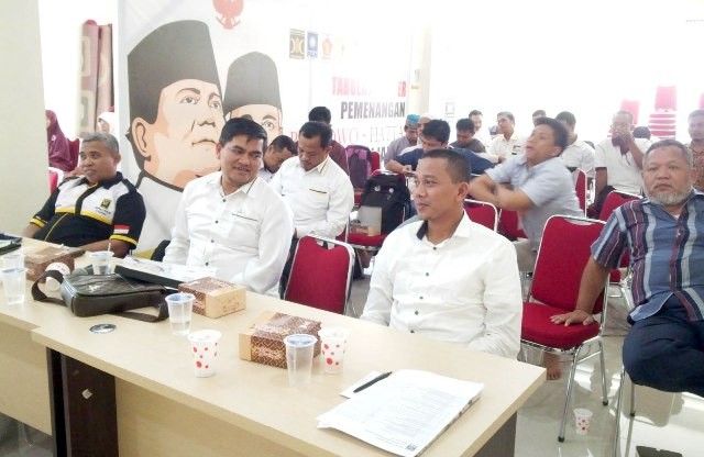 Ketua DPW PKS Jambi Rudi Wijaya dan para pengurus PKS lainnya saat mengikuti Rakerwil