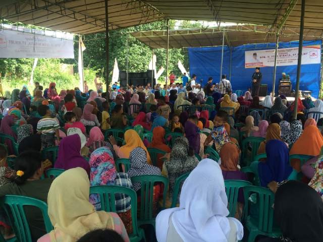 Ivan Wirata (IW) sillaturrahmi dengan ibu-ibu BKMT tiga desa Desa, yaktu Tarikan, Desa Sakean dan Desa Sungai Terap 