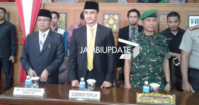 Zumi Zola, Fachrori dan Danrem Jambi Kol Makmur saat sidang paripurna di DPRD Provinsi Jambi sore ini (25/1)