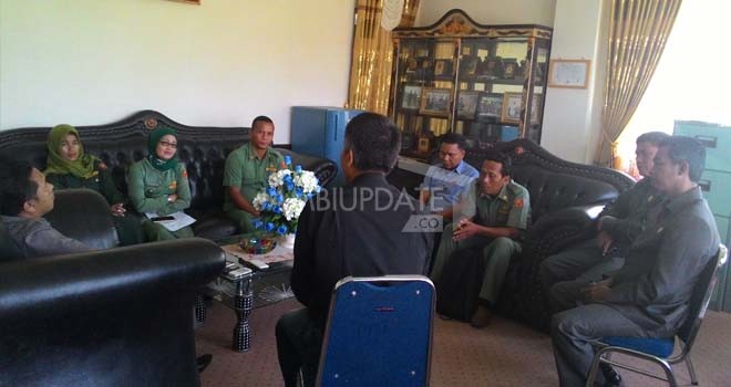 Enam Kepala Desa di Kecamatan Pauh saat mendatangi DPRD Sarolangun.