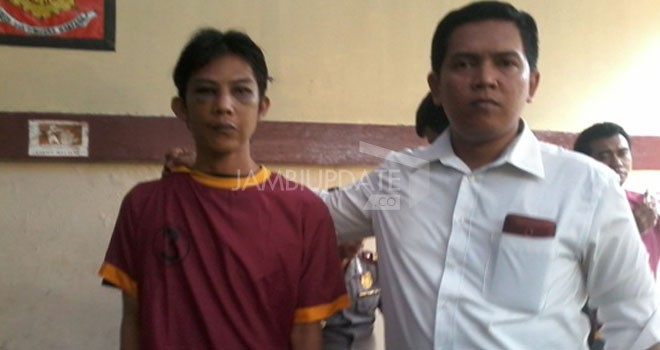 (Kiri) Amiruddin (30), Pelaku pencurian kendaraan bermotor warga Lorong Kemang 1, RT 25, Kelurahan Cempaka Putih, Kecamatan Jelutung Jambi.