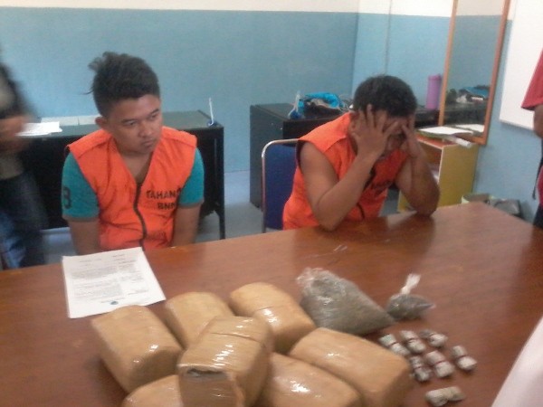 Tersangka dan barang bukti saat berada di BNNP Jambi 