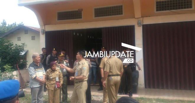 Wako Jambi SY Fasha menyempatkan diri memantau langsung ke TKP meledaknya bom sebelum berangkat ke Pemkot Jambi