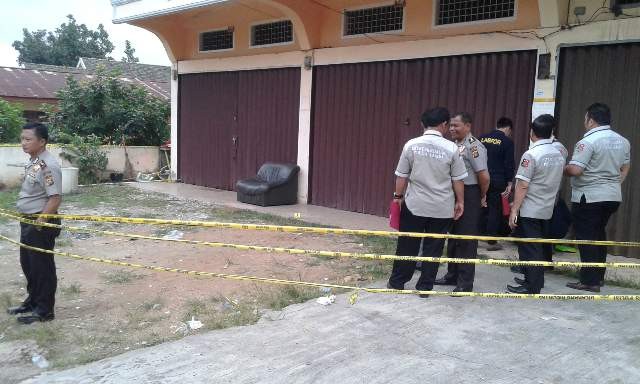 Tim Labfor Polri melakukan olah TKP peledakan bom rakitan di Pasir Putih tadi pagi (28/1).