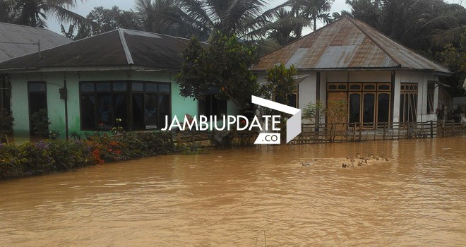 Banjir yan merendam rumah warga di Kerinci siang ini (28/1)