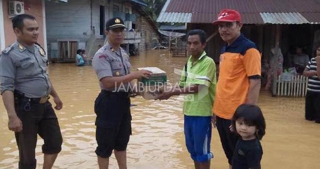 Anggota Polsek Limun saat membagikan bantuan untuk korban banjir di desa Muara Limun.
