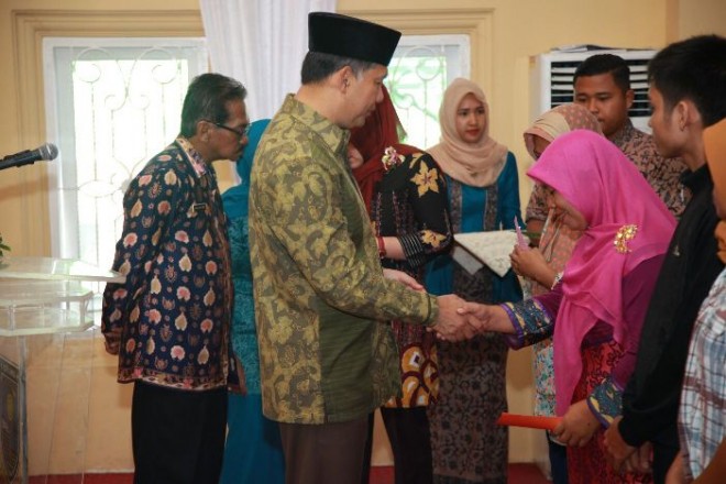 Walikota Jambi SY Fasha menyerahkan gajinya sebagai walikota untuk biaya penididikan siswa kurang mampu