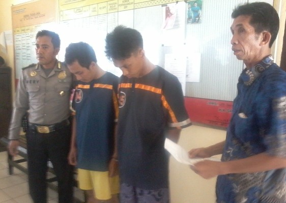 Dua tersangka saat diamankan di Mapolsek Jambi Selatan