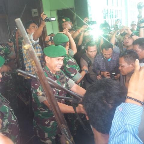 SAD menyerahkan senjata ke Danrem Jambi Kol Makmur