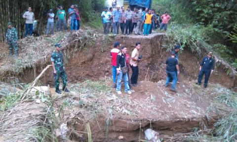 Jembatan yang putus di Dusun Tuo