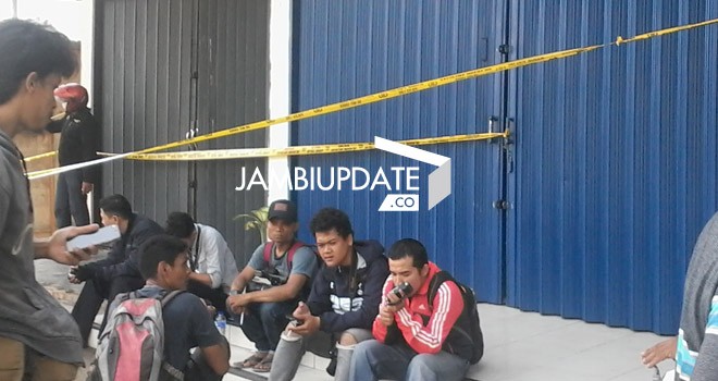 ATM Bank BCA dipolice line polisi setelah dijebol perampok dini hari tadi (30/1)