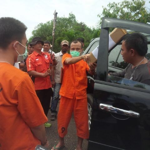 Tersangka Mustar Kelana saat memukul korban Ali Khasim yang diperagakan pada rekonstruksi, Rabu (3/2)