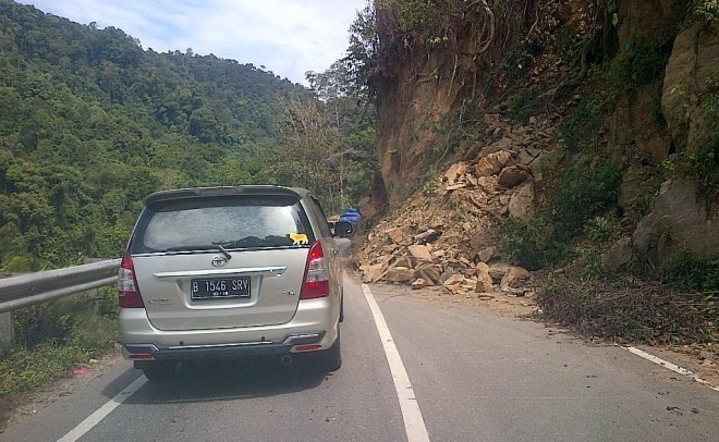 Kondisi jalan longsor di Desa Birun, Merangin