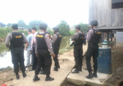 Anggota polisi bersenjata lengkap saat melakukan penyisiran di Pulau Pandan, Jumat (5/2) sore.
