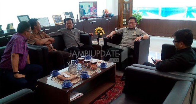 Bupati Merangin H Al Haris saat mendatangi Kantor Badan Nasional Penanggulangan Bencana (BNPB) di Jakarta.