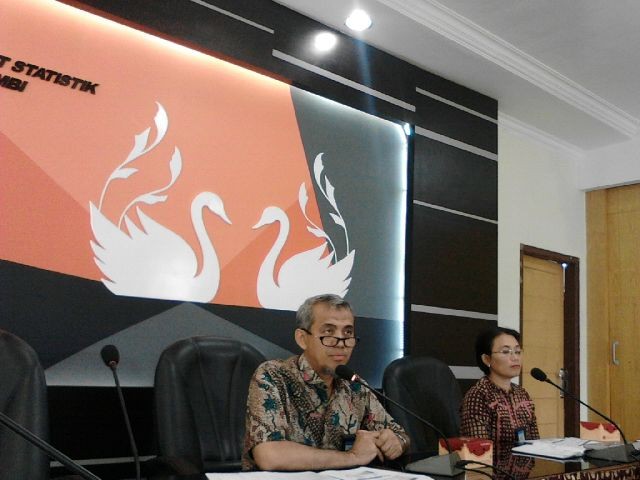 Kepala BPS Provinsi Jambi menyampaikan rilis pertumbuhan ekonomi Jambi 2015.