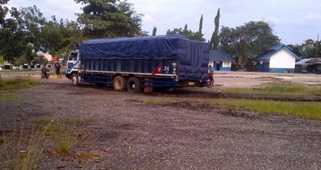 Jalan di Terminal Truk Sarolangun Rusak. (FOTO: sarolangunonline.com)