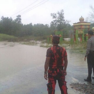 Jalan Jambi - Tungkal yang terendam banjir.