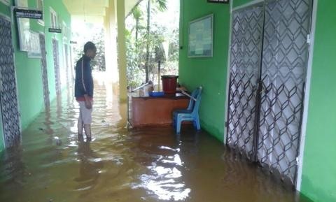Tampak kondisi Kantor Lurah Tanjung Solok yang terendam banjir, Senin (8/2) sore.