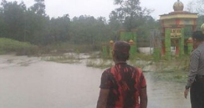 Jalan Jambi - Tungkal yang terendam banjir.